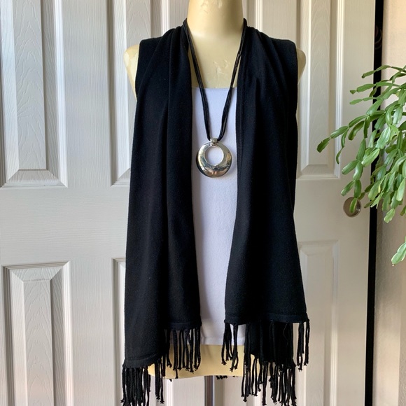 Joseph A. Tops - 🖤 Black sleeveless vest with fringe on bottom hem